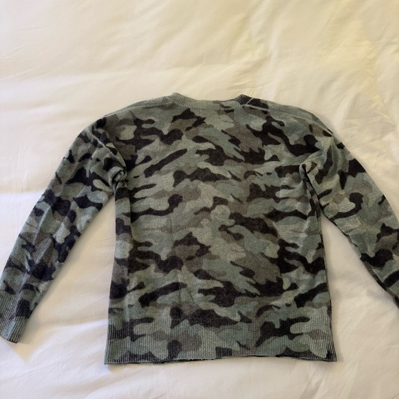 27 Miles Malibu Cashmere V Neck Sweater in Blue Camo - Picture 4 of 4